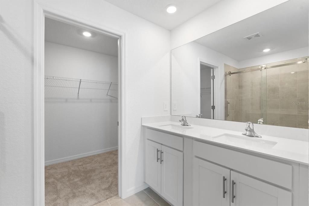 Под контрактом: $429,500 (4 спален, 2 ванн, 1871 Квадратных фут)