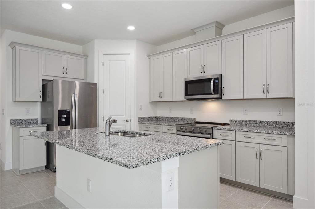 Activo con contrato: $499,000 (4 camas, 3 baños, 2134 Pies cuadrados)