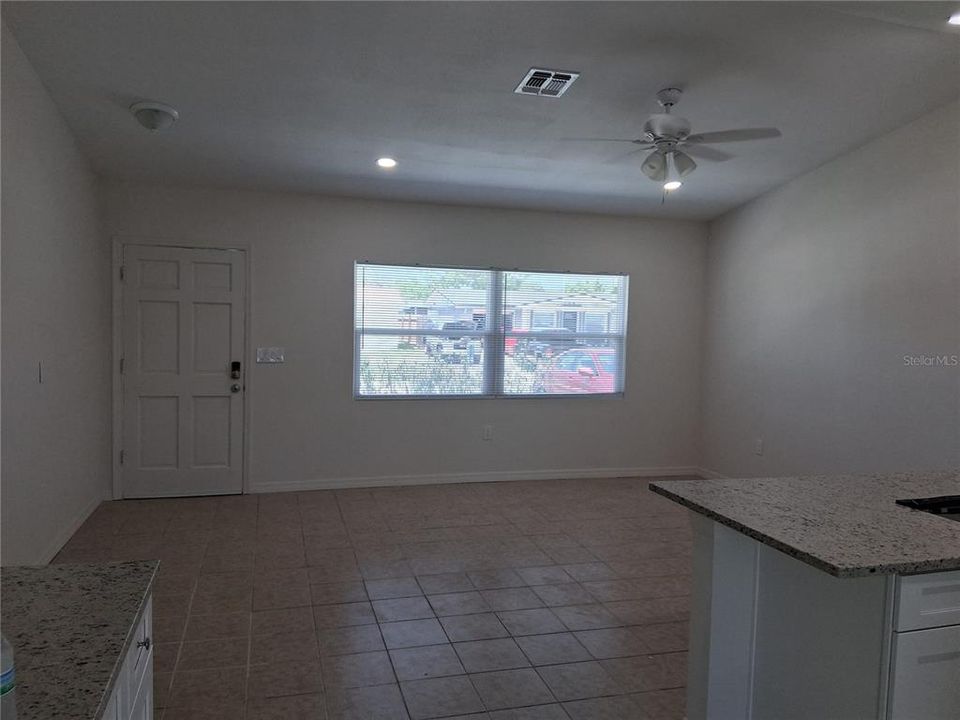 出租: $1,795 (2 贝兹, 1 浴室, 912 平方英尺)