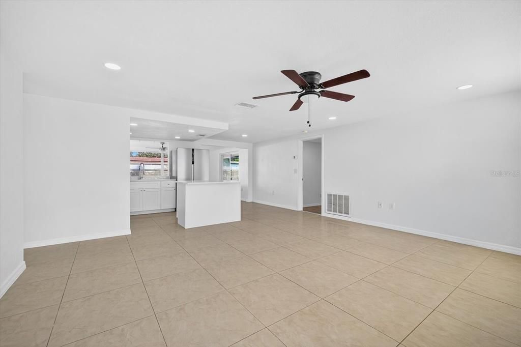 Active With Contract: $274,900 (3 beds, 2 baths, 1517 Square Feet)