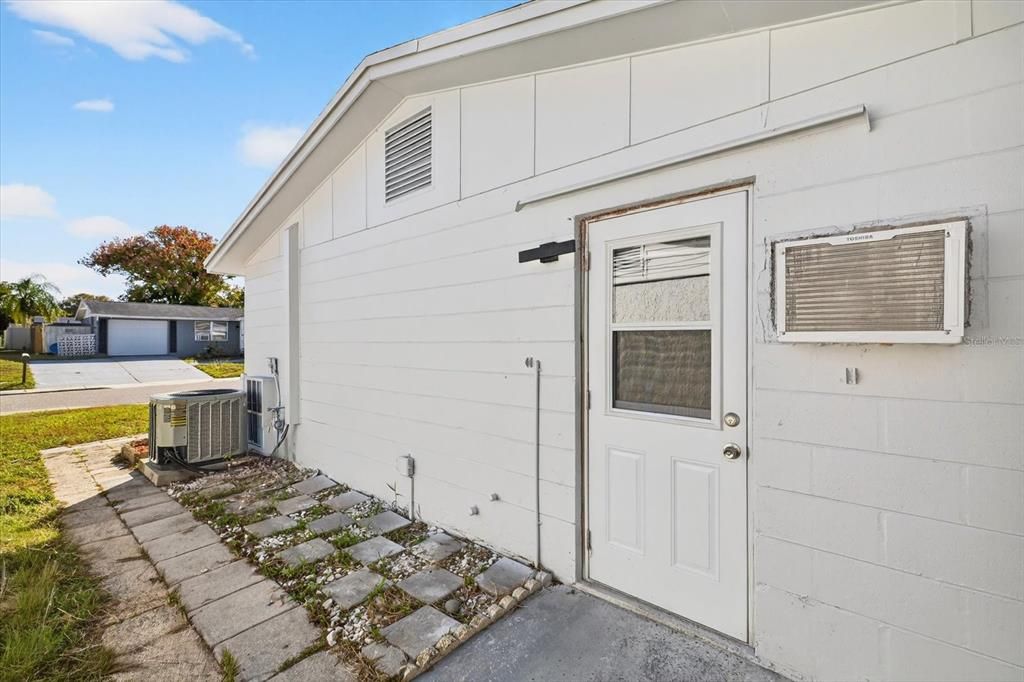 Active With Contract: $274,900 (3 beds, 2 baths, 1517 Square Feet)