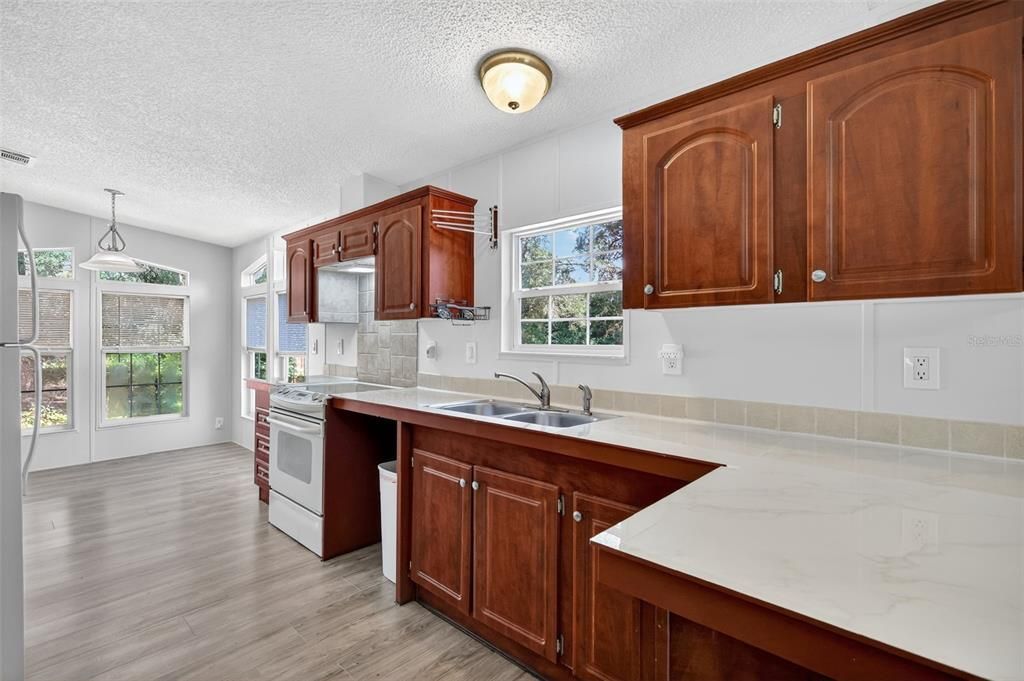 На продажу: $224,000 (3 спален, 2 ванн, 1296 Квадратных фут)