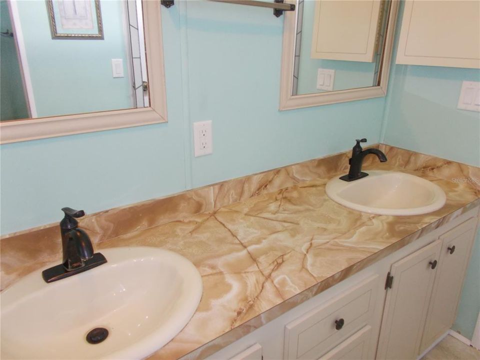 For Sale: $140,000 (2 beds, 2 baths, 1351 Square Feet)