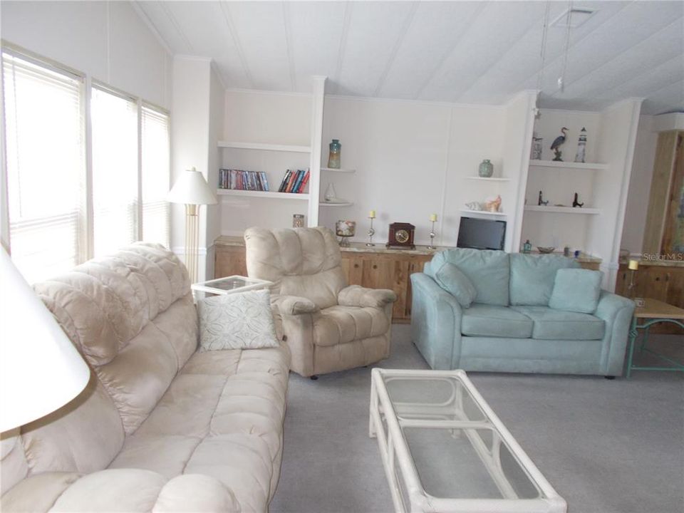 For Sale: $140,000 (2 beds, 2 baths, 1351 Square Feet)