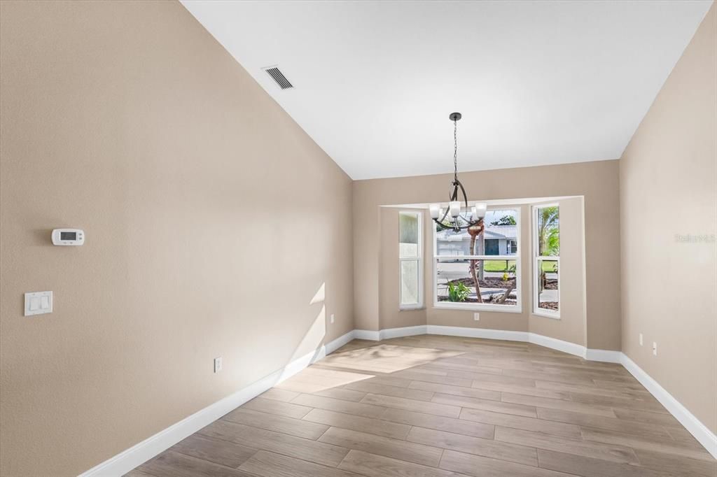 Activo con contrato: $474,400 (3 camas, 2 baños, 1711 Pies cuadrados)