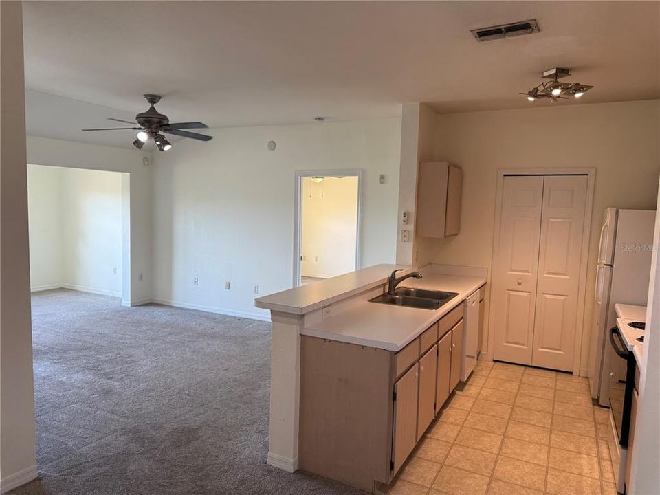 待售: $190,000 (2 贝兹, 2 浴室, 1142 平方英尺)