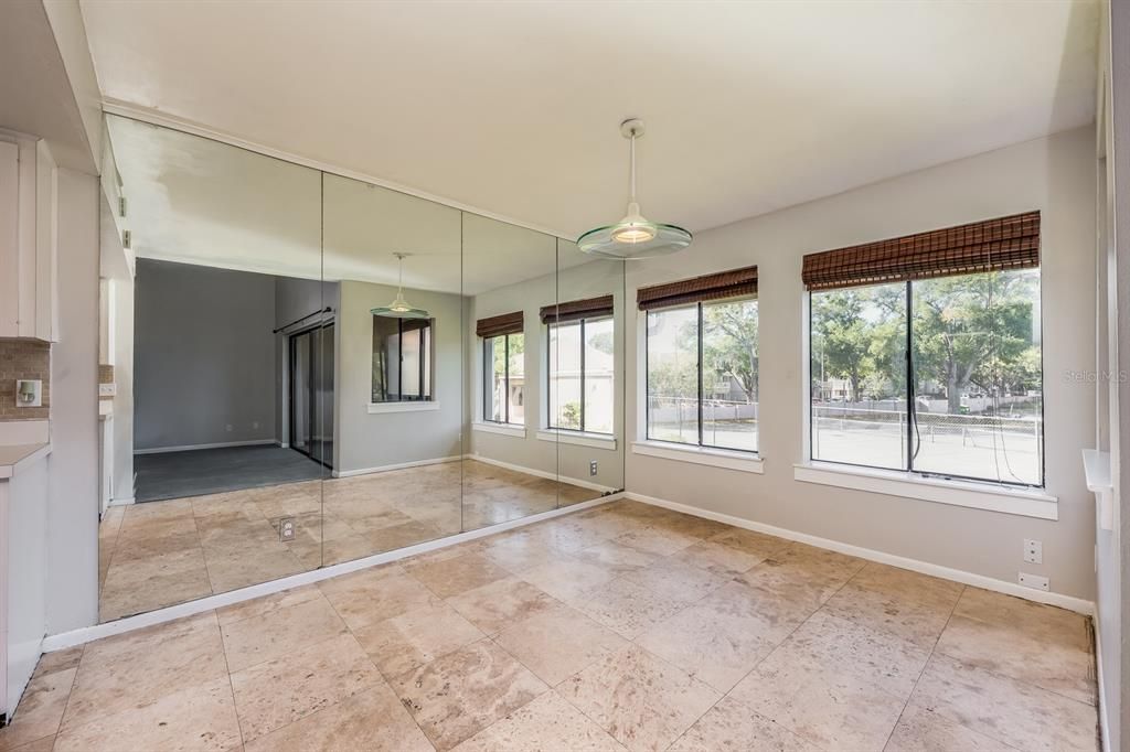 Под контрактом: $180,000 (2 спален, 2 ванн, 1286 Квадратных фут)