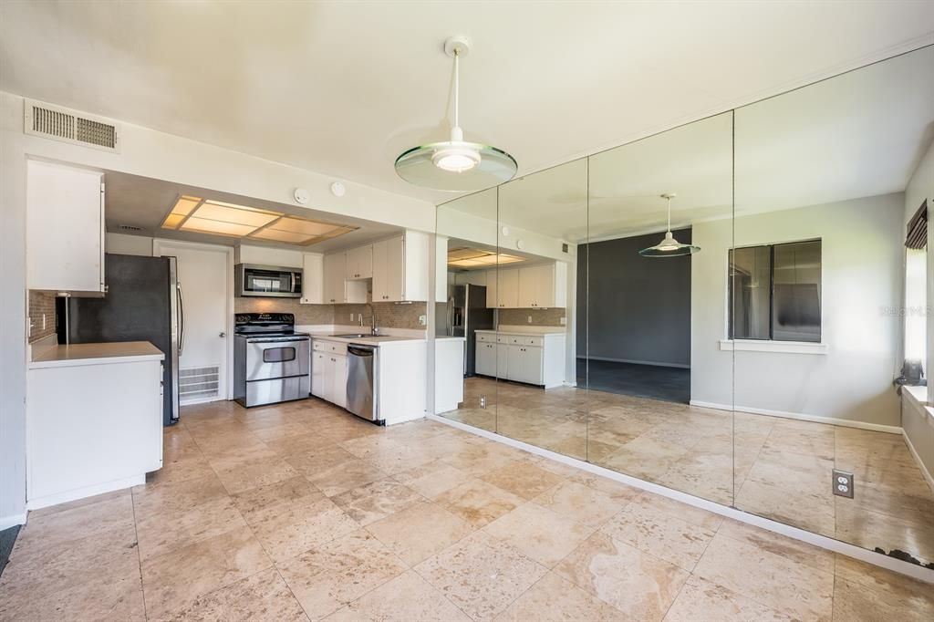 Под контрактом: $180,000 (2 спален, 2 ванн, 1286 Квадратных фут)