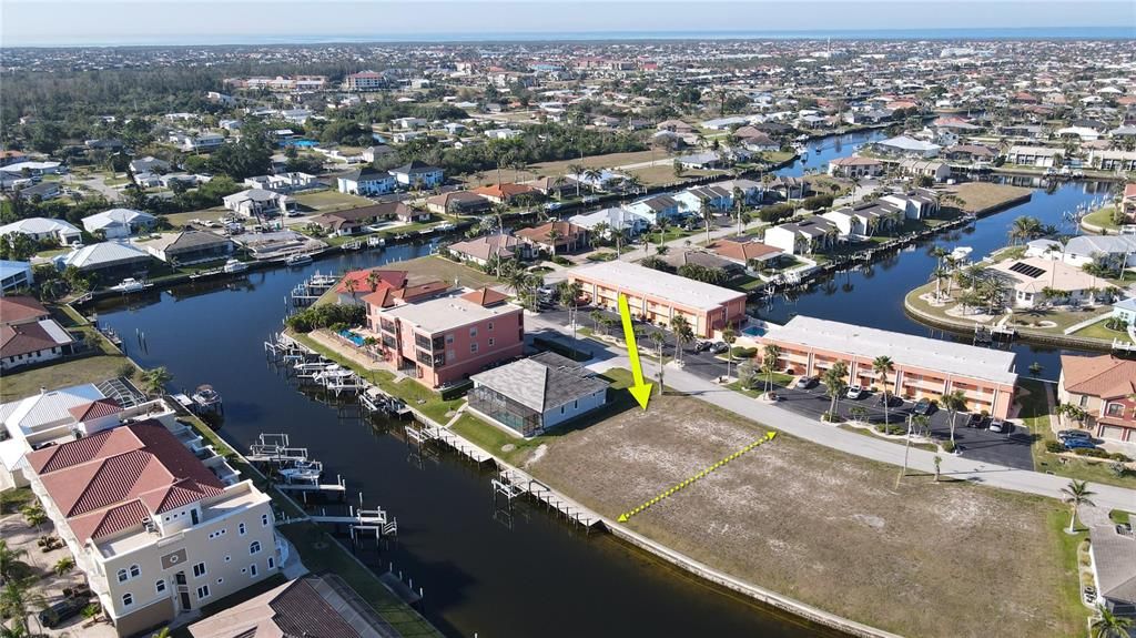 На продажу: $390,000 (0.22 acres)