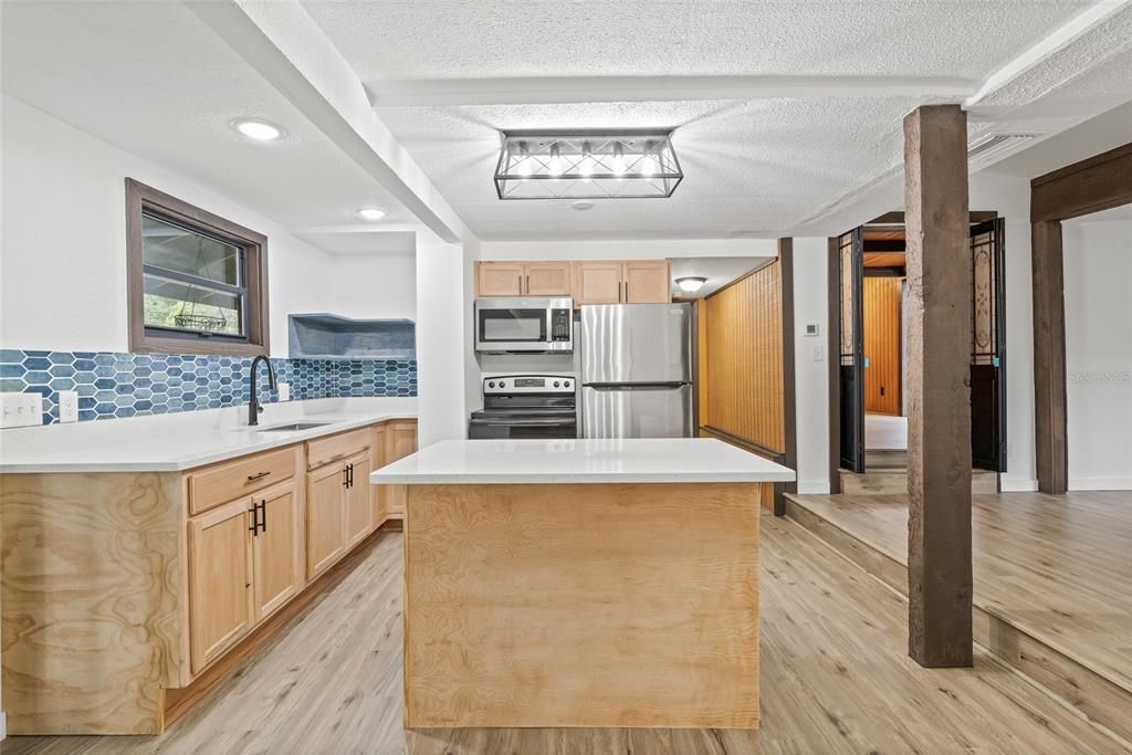 На продажу: $199,900 (2 спален, 2 ванн, 1380 Квадратных фут)