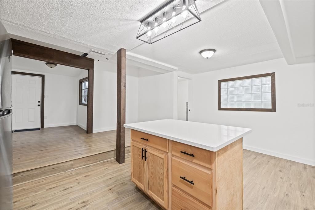 На продажу: $199,900 (2 спален, 2 ванн, 1380 Квадратных фут)