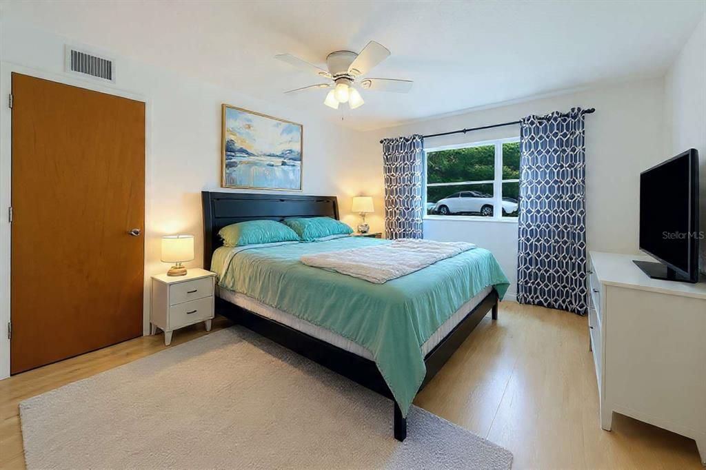 For Sale: $129,900 (2 beds, 1 baths, 1053 Square Feet)