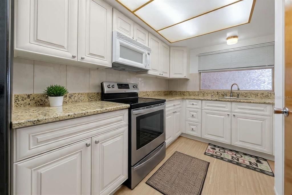 For Sale: $129,900 (2 beds, 1 baths, 1053 Square Feet)