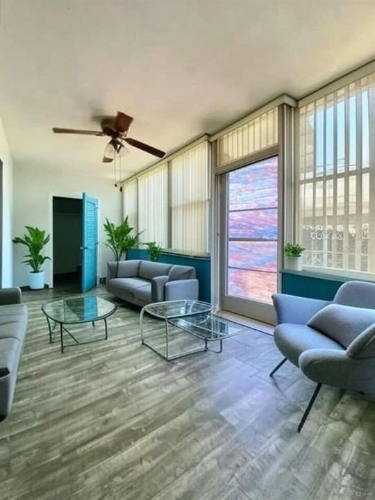 For Sale: $129,900 (2 beds, 1 baths, 1053 Square Feet)