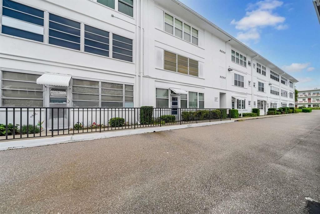 For Sale: $129,900 (2 beds, 1 baths, 1053 Square Feet)