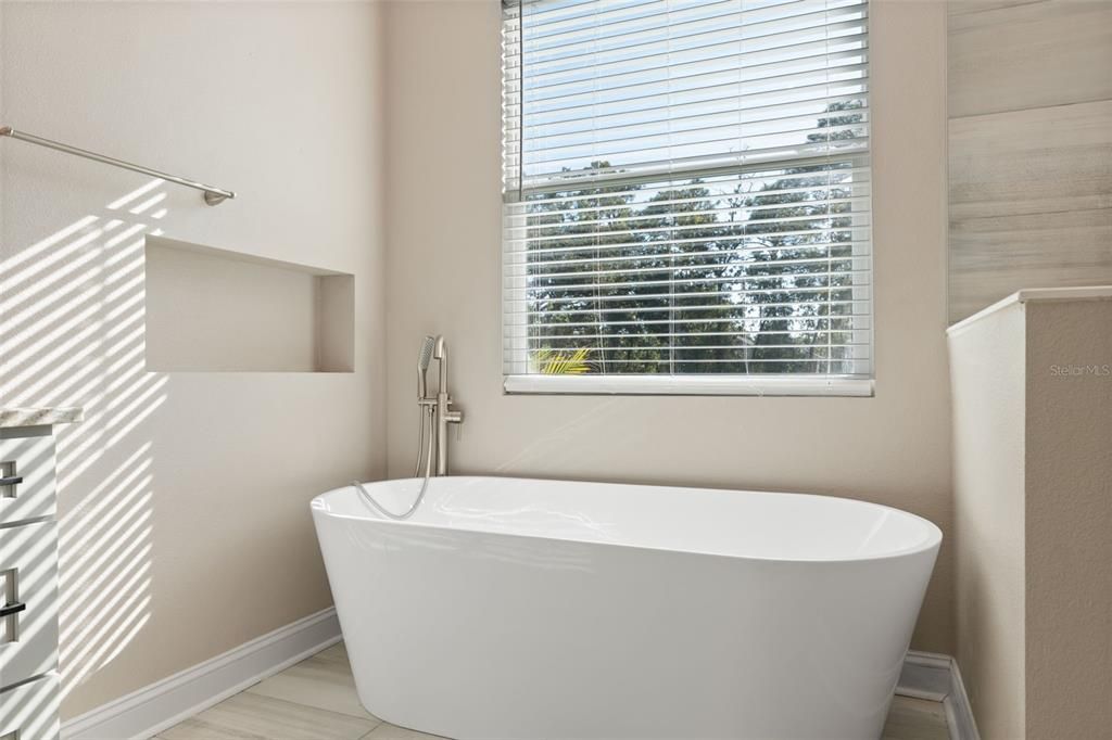 合同活跃: $435,000 (3 贝兹, 3 浴室, 2396 平方英尺)