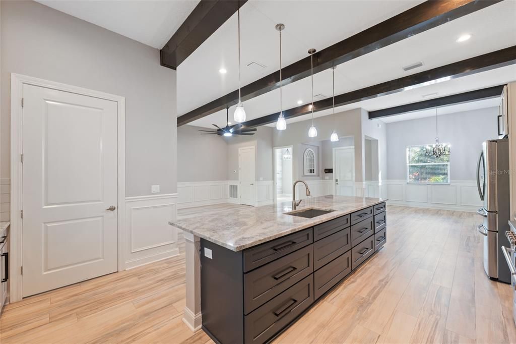 合同活跃: $435,000 (3 贝兹, 3 浴室, 2396 平方英尺)