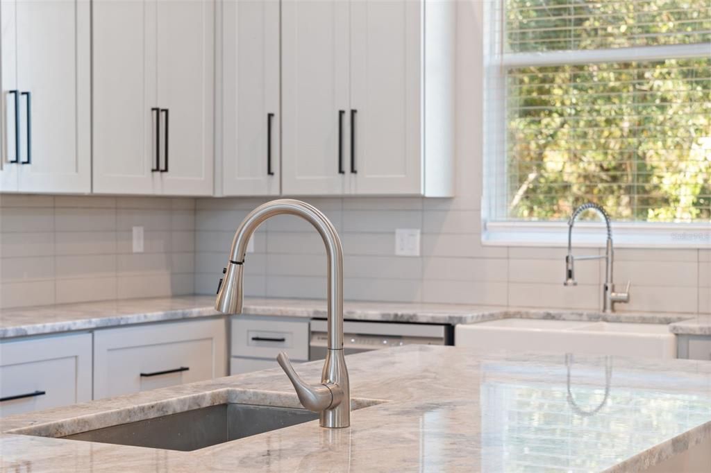 合同活跃: $435,000 (3 贝兹, 3 浴室, 2396 平方英尺)