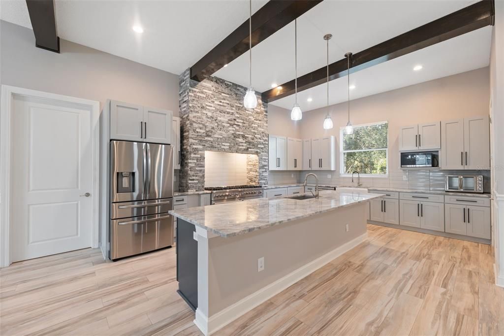 合同活跃: $435,000 (3 贝兹, 3 浴室, 2396 平方英尺)