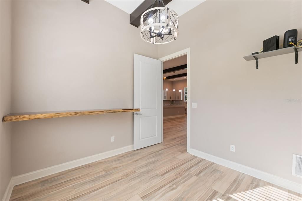 合同活跃: $435,000 (3 贝兹, 3 浴室, 2396 平方英尺)