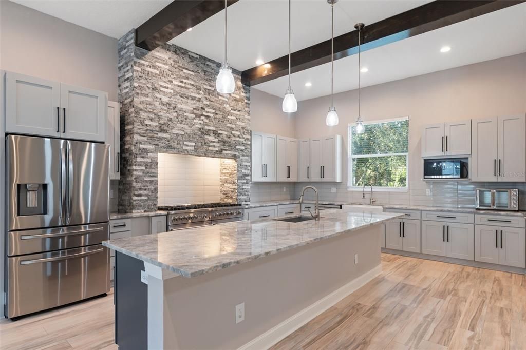 合同活跃: $435,000 (3 贝兹, 3 浴室, 2396 平方英尺)