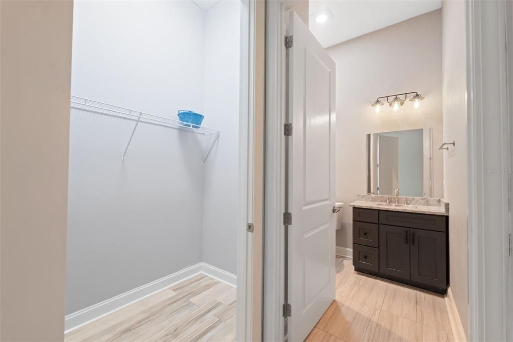 合同活跃: $435,000 (3 贝兹, 3 浴室, 2396 平方英尺)