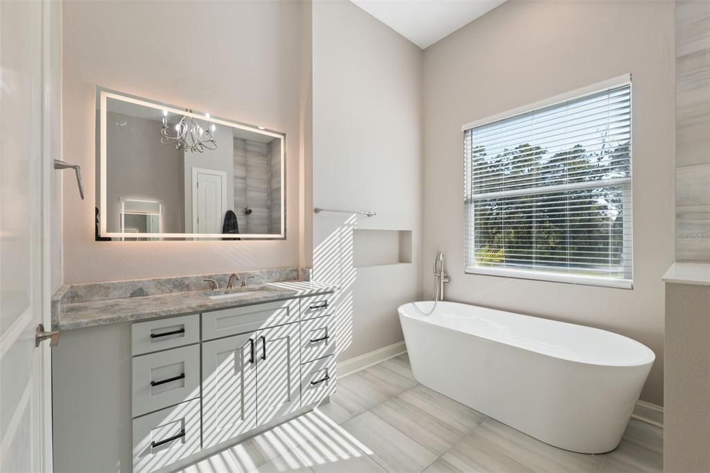 合同活跃: $435,000 (3 贝兹, 3 浴室, 2396 平方英尺)