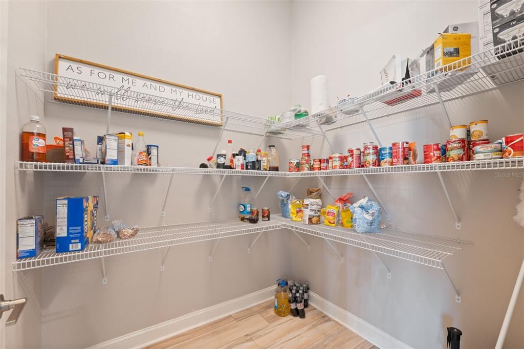 合同活跃: $435,000 (3 贝兹, 3 浴室, 2396 平方英尺)