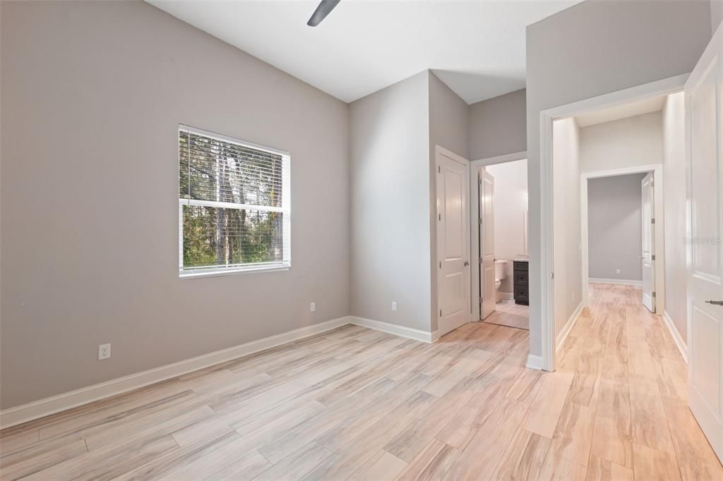 合同活跃: $435,000 (3 贝兹, 3 浴室, 2396 平方英尺)