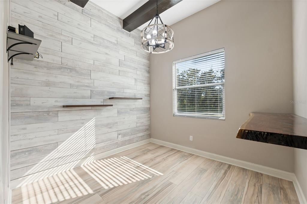 合同活跃: $435,000 (3 贝兹, 3 浴室, 2396 平方英尺)