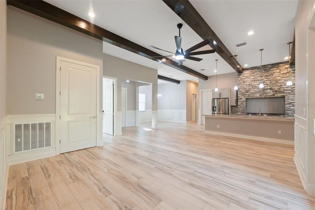 合同活跃: $435,000 (3 贝兹, 3 浴室, 2396 平方英尺)