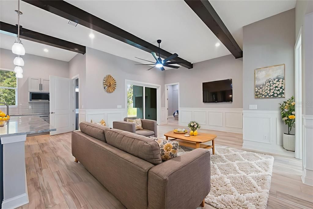 合同活跃: $435,000 (3 贝兹, 3 浴室, 2396 平方英尺)