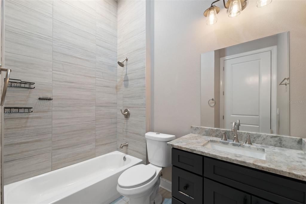 合同活跃: $435,000 (3 贝兹, 3 浴室, 2396 平方英尺)