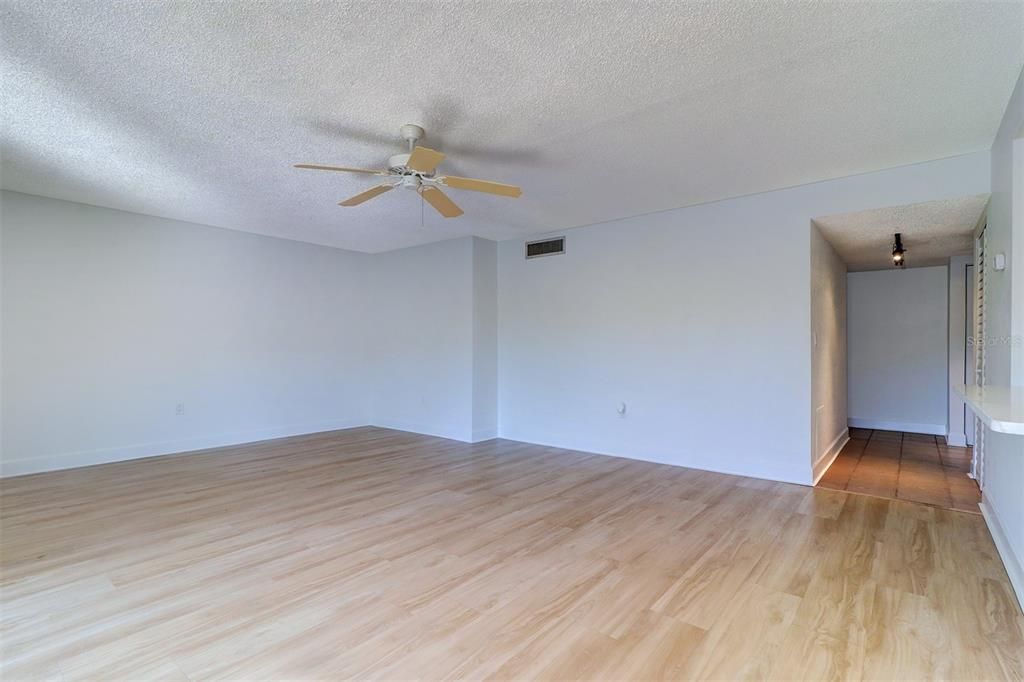 待售: $173,000 (2 贝兹, 2 浴室, 1100 平方英尺)