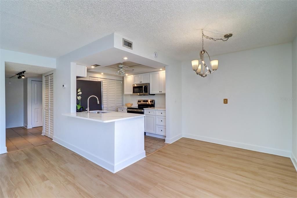 待售: $173,000 (2 贝兹, 2 浴室, 1100 平方英尺)