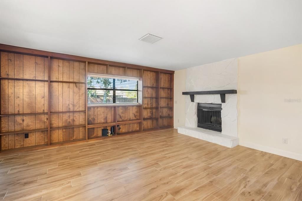 For Sale: $375,000 (3 beds, 2 baths, 1684 Square Feet)