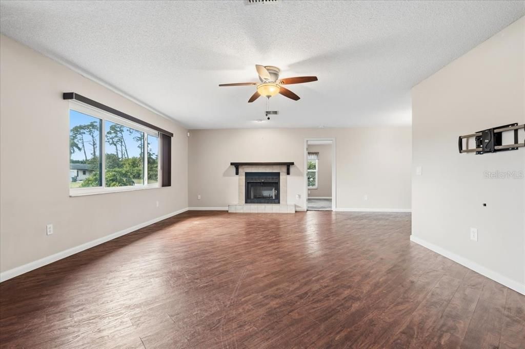 For Sale: $259,800 (2 beds, 2 baths, 1344 Square Feet)