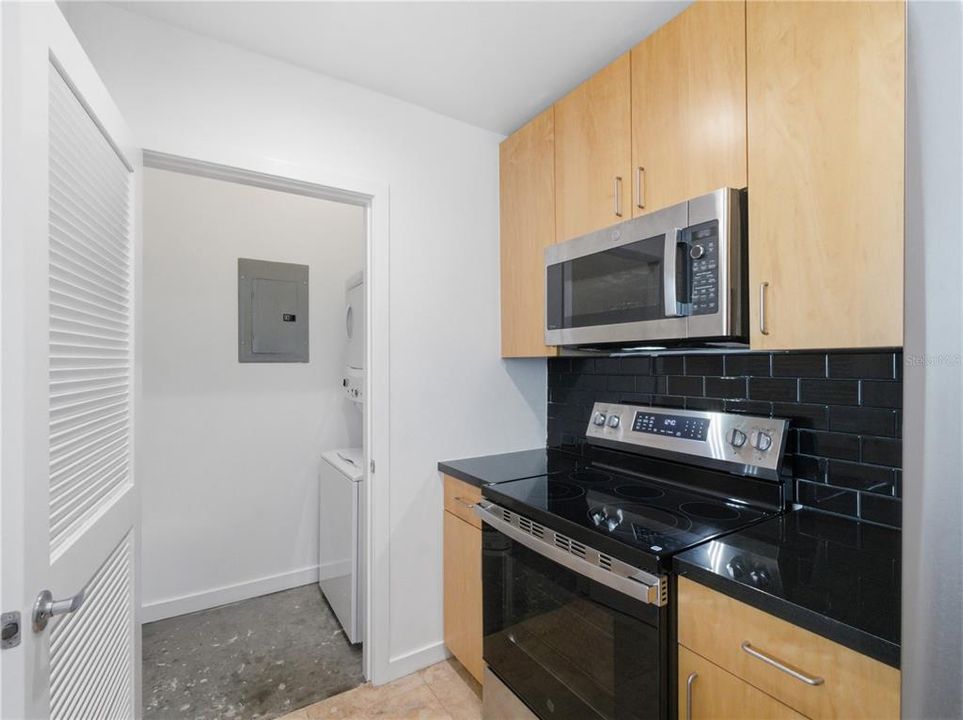 For Sale: $224,900 (1 beds, 1 baths, 715 Square Feet)