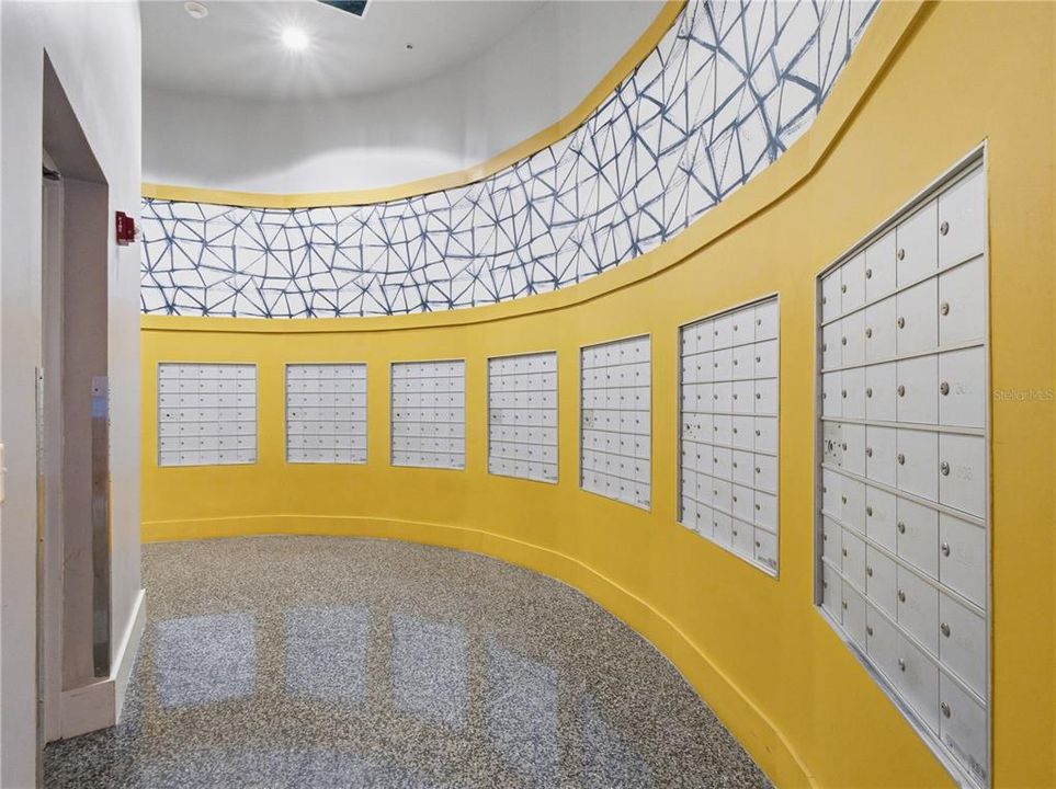 For Sale: $224,900 (1 beds, 1 baths, 715 Square Feet)