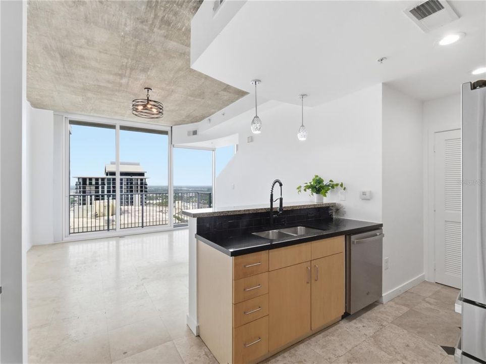 For Sale: $224,900 (1 beds, 1 baths, 715 Square Feet)