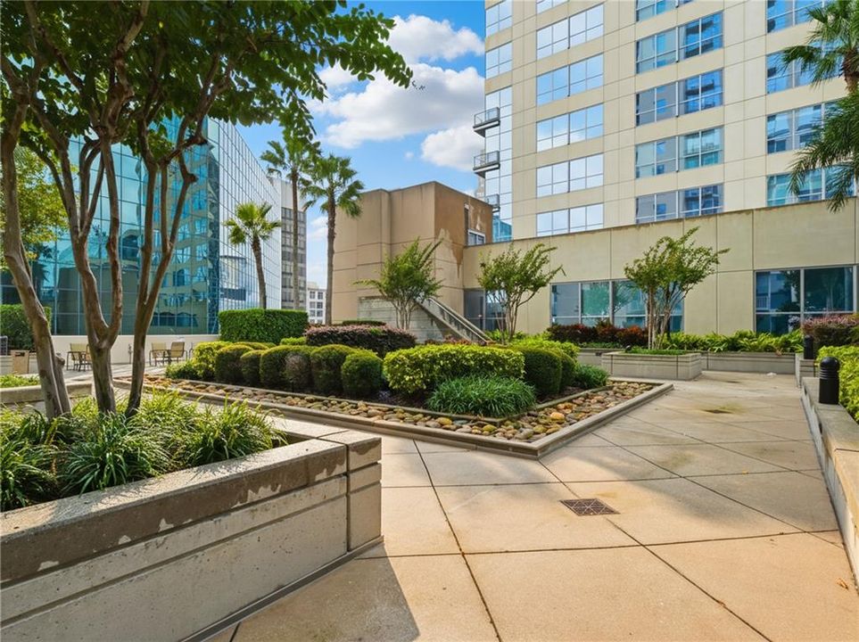 For Sale: $224,900 (1 beds, 1 baths, 715 Square Feet)