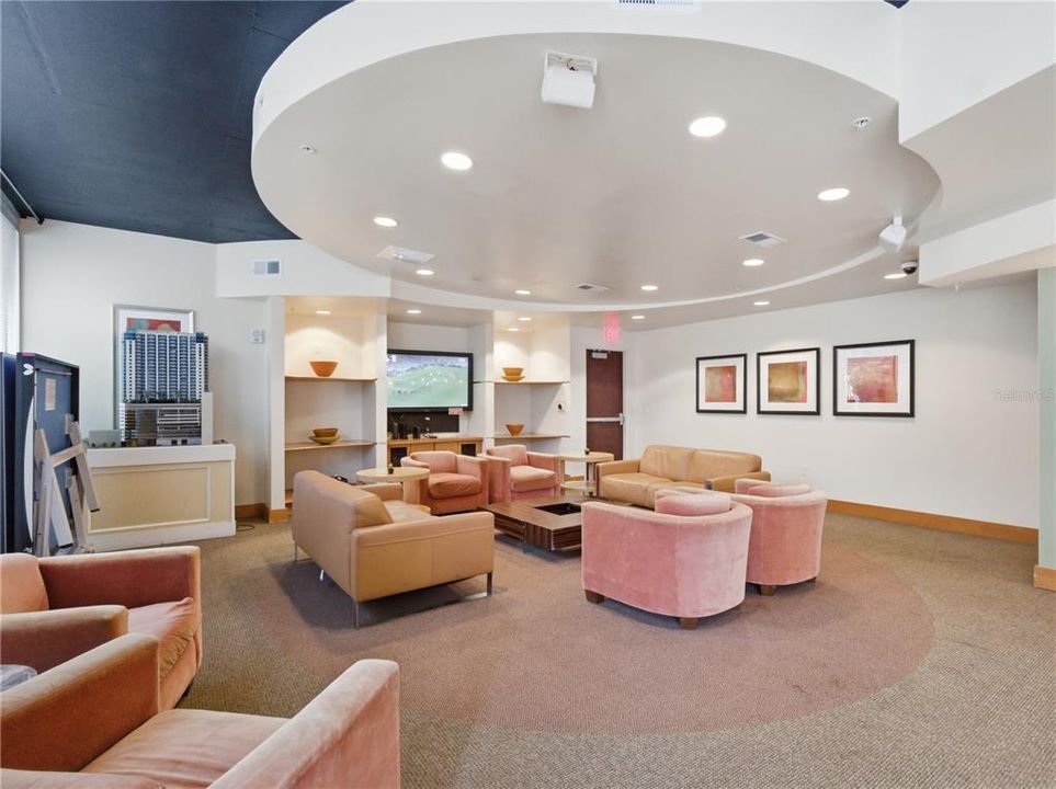 For Sale: $224,900 (1 beds, 1 baths, 715 Square Feet)