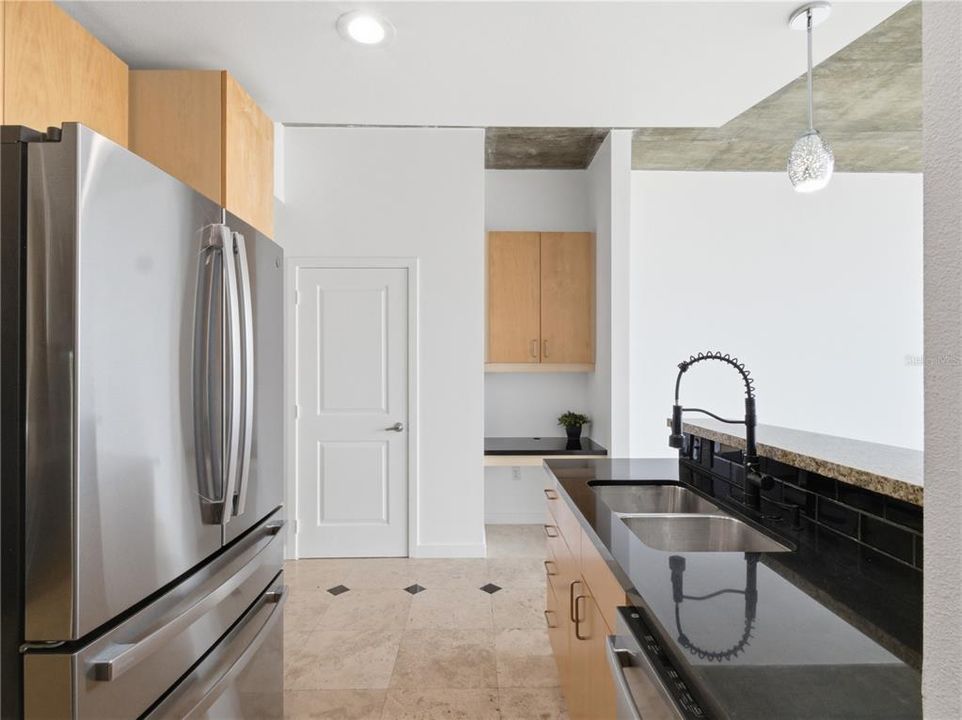 For Sale: $224,900 (1 beds, 1 baths, 715 Square Feet)