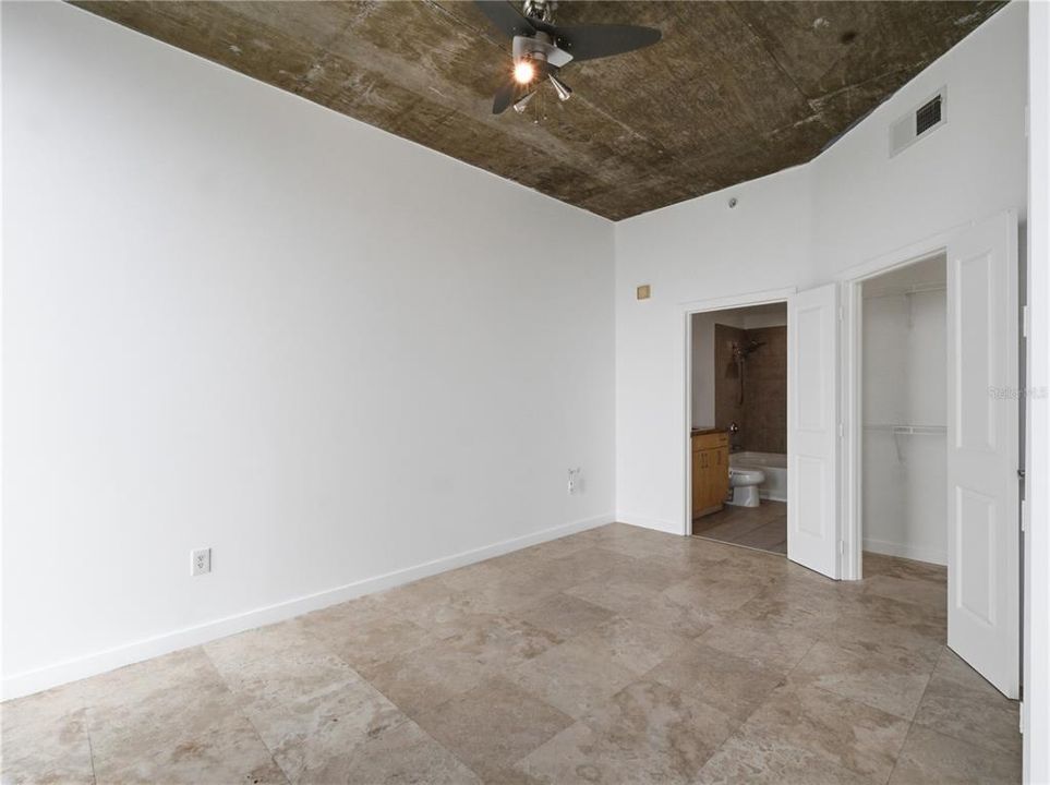 For Sale: $224,900 (1 beds, 1 baths, 715 Square Feet)