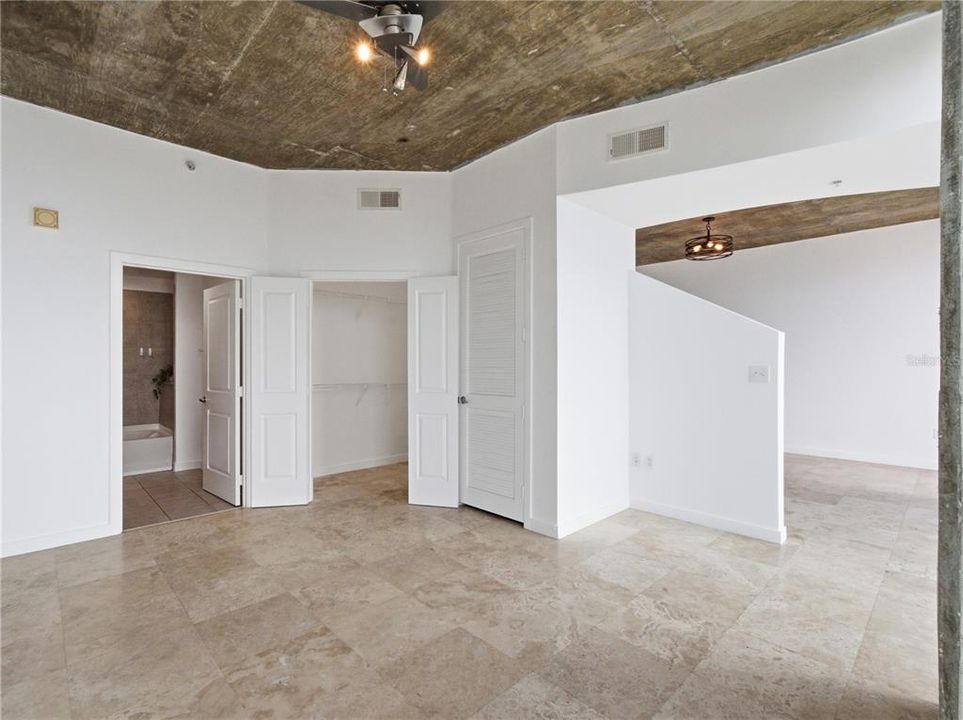 For Sale: $224,900 (1 beds, 1 baths, 715 Square Feet)