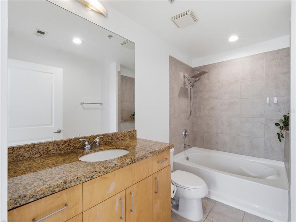 For Sale: $224,900 (1 beds, 1 baths, 715 Square Feet)