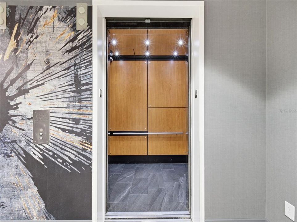 For Sale: $224,900 (1 beds, 1 baths, 715 Square Feet)