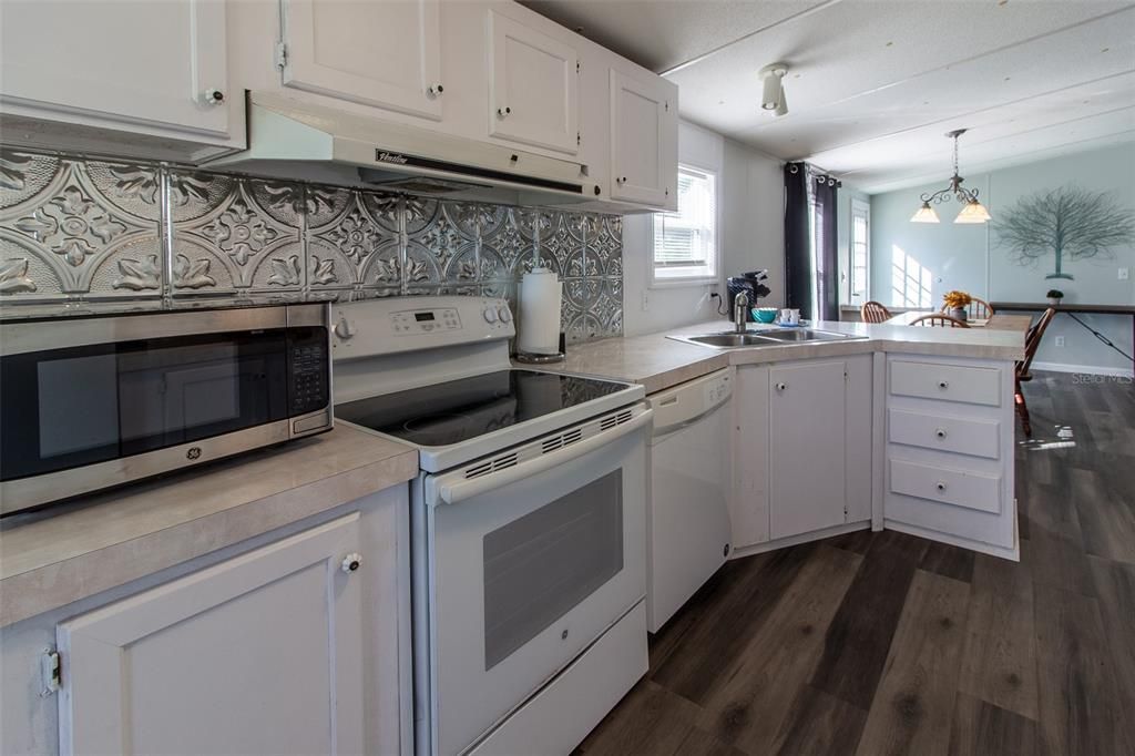 For Sale: $950,000 (5 beds, 3 baths, 2178 Square Feet)