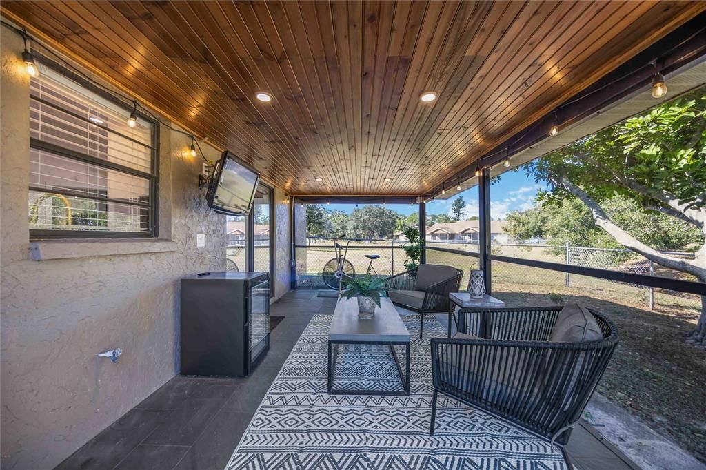 For Sale: $349,999 (2 beds, 2 baths, 878 Square Feet)