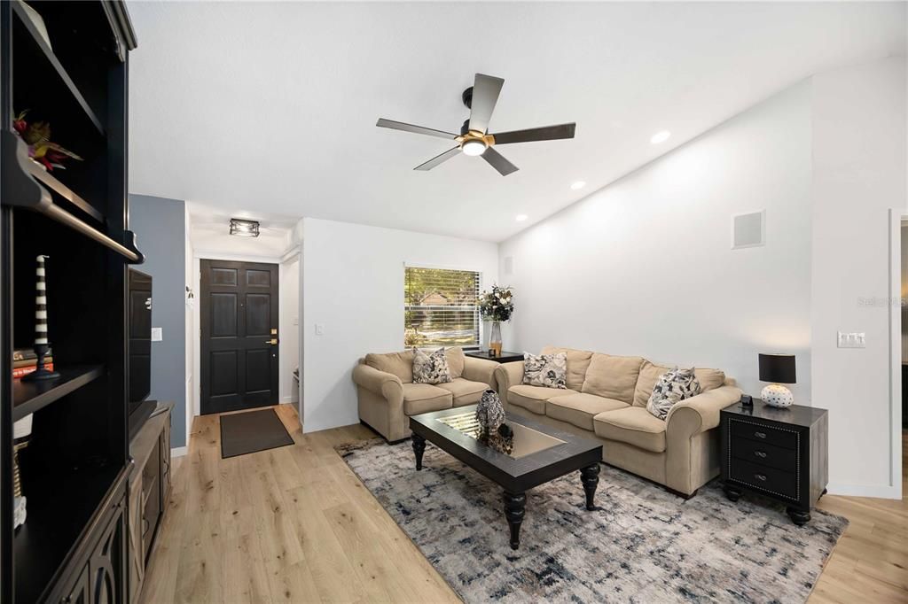 For Sale: $349,999 (2 beds, 2 baths, 878 Square Feet)